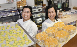 Mom and daughter bakers